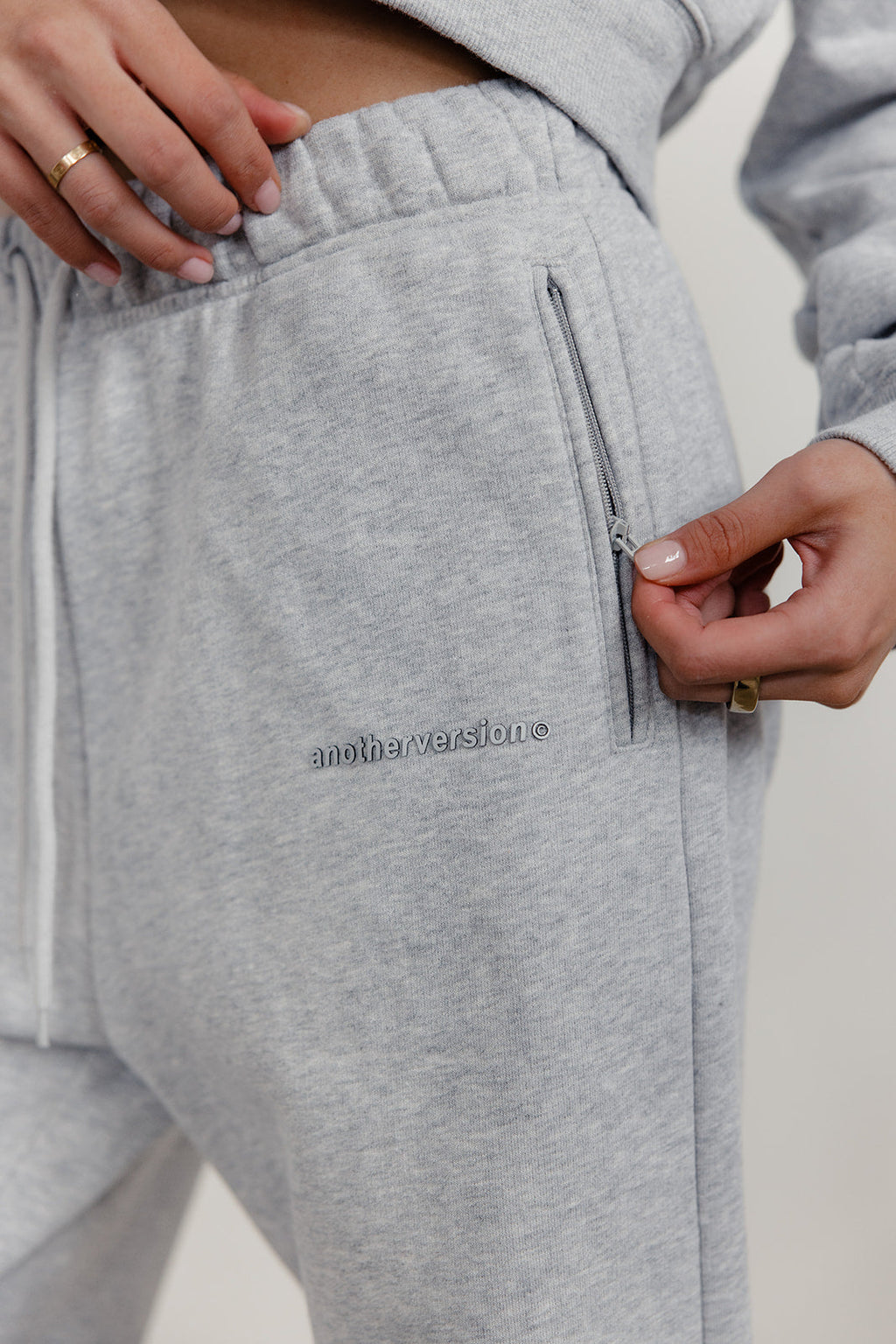FLEECE FIT STRAIGHT LEG SWEATPANTS - HEATHER GREY