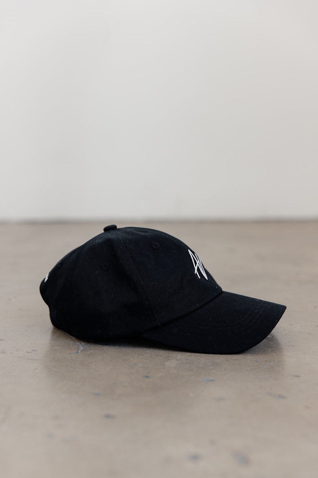 CLASSIC AV LOGO CAP - BLACK